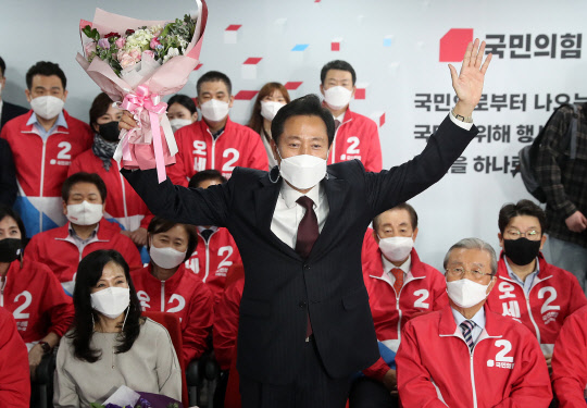 4ㆍ7 재보궐 선거에서 서울시장 당선이 확실해진 오세훈 국민의힘 후보가 8일 자정께 서울 여의도 당사 개표상황실에서 꽃다발을 받고 기뻐하고 있다. 연합뉴스